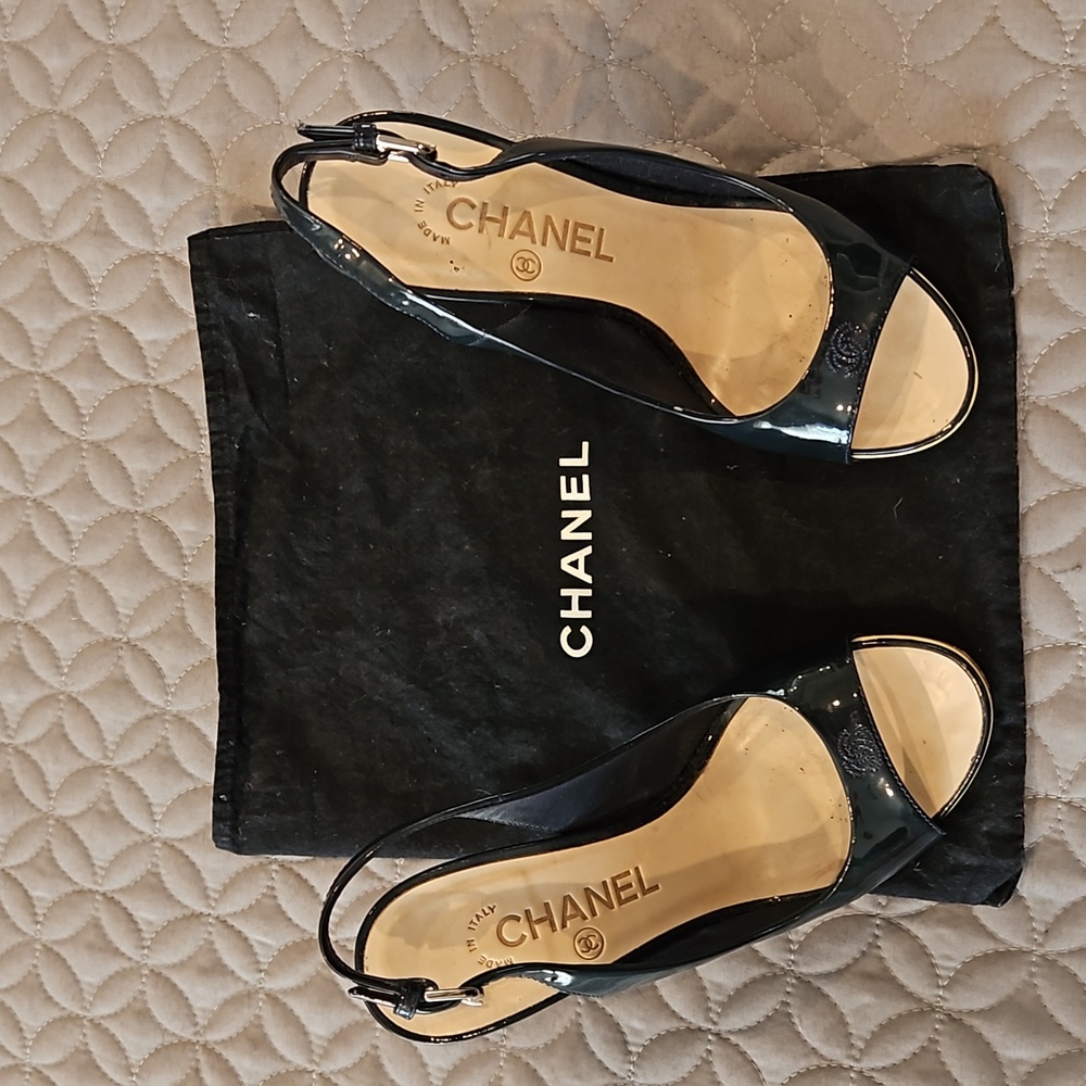Chanel pumps navy blue